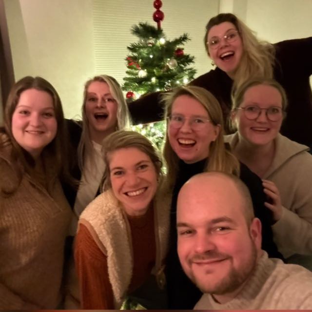 De leden van De Eetclub samen, lachend